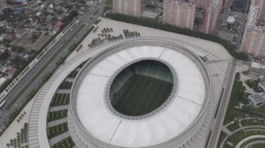 Krasnodar, Rusya. Krasnodar - Krasnodar şehrindeki isimsiz kulübün futbol stadyumu. Halk Parkı Krasnodar (Galitsky Parkı). Yaz havası manzarası. 4K