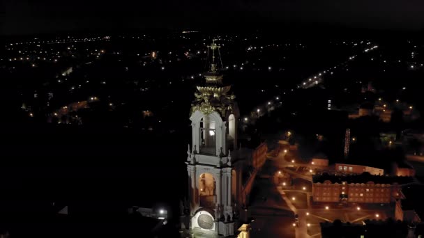 Sergiev Posad, Ryssland. Trinity-Sergius Lavra är det största manliga klostret i den rysk-ortodoxa kyrkan med en lång historia. Beläget i centrum av staden Sergiev Posad. På natten. 4K — Stockvideo