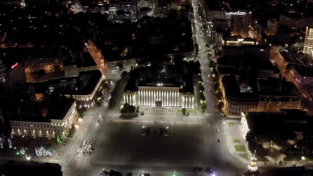 Voronezh, Rússia. Lenin Square. O edifício do Governo da região de Voronezh. Vista noturna da cidade. 4K — Vídeo de Stock