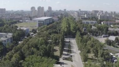 Krasnodar, Rusya, Krasnaya Caddesi Meydanı. Yazın şehir üzerinde uçuyorum. 4K