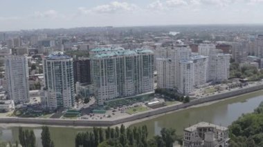Krasnodar, Rusya. Kubanskaya seti üzerinde yeni yerleşim yerleri. Kuban Nehri. Yazın şehir üzerinde uçuyorum. 4K