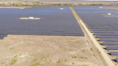 Rusya, Stavropol Bölgesi. Güneşli bir günde güneş enerjisi santrali. 4K