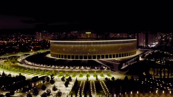 Krasnodar, Rusia, Krasnodar - stadion sepak bola dari klub eponim di kota Krasnodar. Public Park Krasnodar (Galitsky Park) (dalam bahasa Inggris). Terbang di atas taman di malam hari. 4K — Stok Video