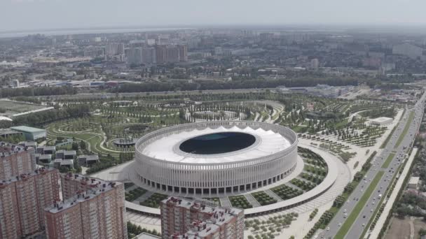 Krasnodar, Rusia, Krasnodar - stadion sepak bola dari klub eponim di kota Krasnodar. Public Park Krasnodar (Galitsky Park) (dalam bahasa Inggris). Pemandangan udara musim panas. 4K — Stok Video