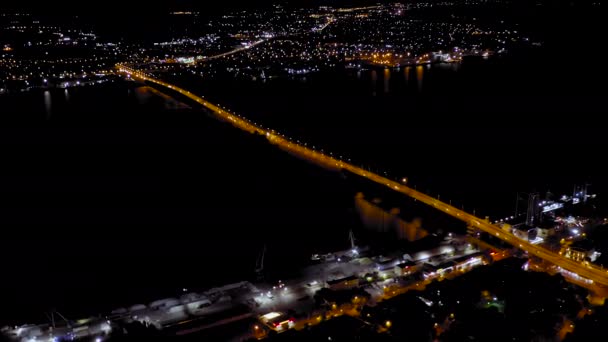 ロシアのアストラハン。鉄橋-夜にヴォルガ川にかかる橋。4K — ストック動画