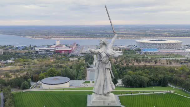 Volgograd, Rusland. Avondzicht op het beeldhouwwerk Motherland Calls! op de Mamaev Kurgan in Volgograd. Bewolkt weer. 4K — Stockvideo
