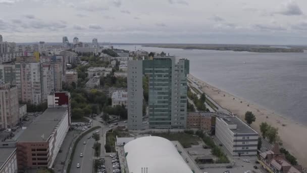 ロシアのサマラだ。看板のある建物ロズネフト。ヴォルガ川の岸に位置しています。4K — ストック動画