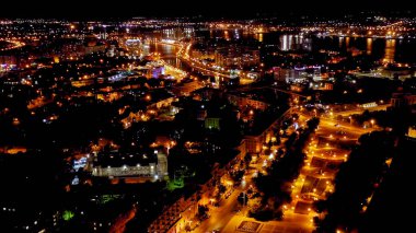 Astrakhan, Rusya. Geceleri Astrakhan şehrinin manzarası. Volga 'nın durgun sularının seti. Lenin Meydanı, Hava Görüntüsü  