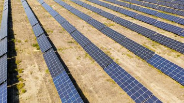 Rusya, Stavropol Bölgesi. Güneşli bir günde güneş enerjisi santrali, Hava Görüntüsü  