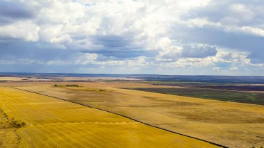 - Rusya. Sonbahar tarlalarında sağanak yağmurlu bulutlar. Steppe, Hava Görünümü  