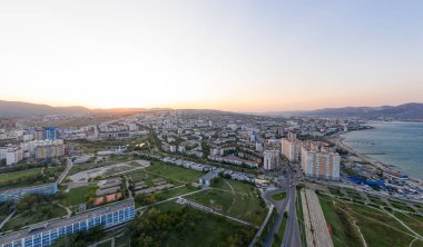 Novorossiysk, Rusya. Şehrin merkezi kısmından. Novorossiysk Körfezi 'ndeki liman. Gün batımı. Hava görünümü