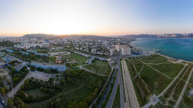 Novorossiysk, Rusya. Şehrin merkezi kısmından. Sudzhukskaya Tükürüğü. Gün batımı. Hava görünümü