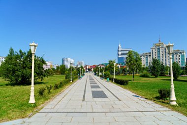 Kazan, Rusya - 5 Ağustos 2020 Kazan Milenyum Parkı. Merkez Çeşme