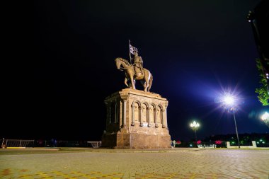 Vladimir, Rusya - 10 Ağustos 2020: Vladimir topraklarının azizleri anıtı. Gece