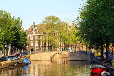 Amsterdam, Hollanda - 30 Haziran 2019: Canal (street) Herengracht. Tarihi şehir merkezi. Eski kasaba evleri