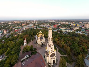 Stavropol, Rusya - 17 Eylül 2020: Günbatımında şehir merkezinin hava görüntüsü. Tanrı 'nın Annesi Kazan Simgesi Katedrali. Düş