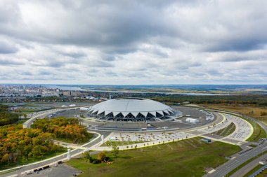 Samara, Rusya - 20 Eylül 2020: Dayanışma Arena (Nisan 2021 'e kadar Samara Arena), 2018 FIFA Dünya Kupası için özel olarak inşa edilen futbol stadyumu. Hava görüntüsü. Düş