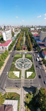 Krasnodar, Rusya - 29 Ağustos 2020: St. Catherine Anıtı Çeşmesi. Krasnaya caddesindeki meydan. Hava görüntüsü. Yaz