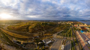 Volgograd, Rusya - 19 Eylül 2020: Mamaev Kurgan. Gün batımında hava manzarası. Düş