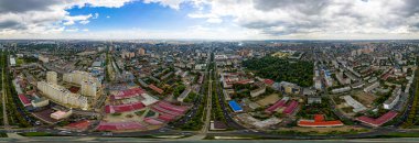 Krasnodar, Rusya - 27 Ağustos 2020: Yazın şehrin havadan görüntüsü. Kızıl Cadde (Krasnaya). Panorama 360