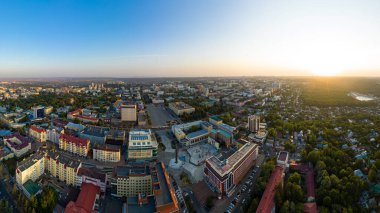 Stavropol, Rusya - 17 Eylül 2020: Günbatımında şehir merkezinin hava görüntüsü. Düş