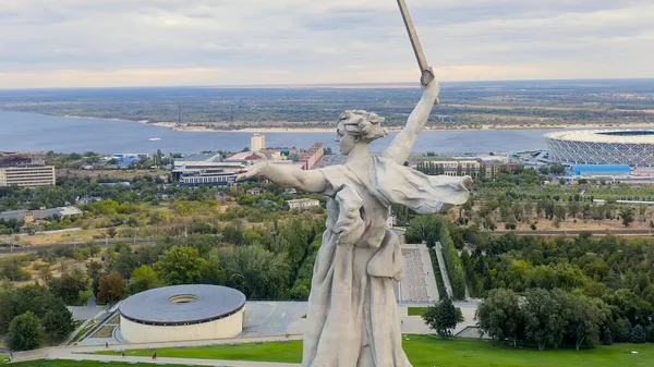 俄罗斯伏尔加格勒夜景雕塑 祖国号 的召唤 在伏尔加格勒的Mamaev Kurgan多云的天气 空中景观 — 图库照片