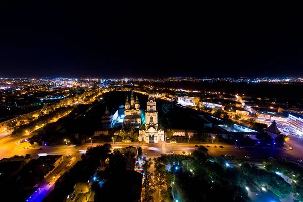 俄罗斯 阿斯利康 Astrakhan克里姆林宫假设大教堂和阿斯利康克里姆林宫的钟楼 夜间的空中景观 — 图库照片