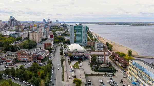 Samara Ryssland September 2020 Byggnad Med Skylt Rosneft Beläget Stranden — Stockfoto