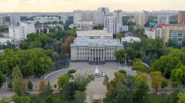 Krasnodar, Rusya. Krasnodar Yasama Meclisi. Binanın İngilizce 'ye çevrilen metni Yasama Meclisi' dir. Hava görüntüsü, Hava Görüntüsü  