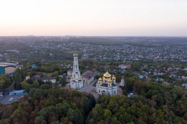 Stavropol, Rusya. Tanrı 'nın Annesi Kazan Simgesi Katedrali. Gün batımında hava manzarası. Düş