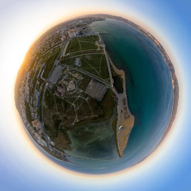 Novorossiysk, Rusya. Şehrin merkezi kısmından. Sudzhukskaya Tükürüğü. Gün batımı. 360 derece gökyüzü panoramik asteroidi