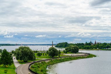 Yaroslavl, Rusya - 14 Ağustos 2020: Strelka Parkı. Yaroslavl 'ın 1000. yıldönümü anıtı