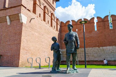 Tula, Rusya - 22 Ağustos 2020 Polis Heykeli. Pyatnitsky Kapısı 'nın kulesi. Tula Kremlin