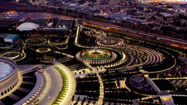 Krasnodar, Rusya - 29 Ağustos 2020: Krasnodar Stadyumu, Krasnodar Parkı 'nda bulunan bir futbol stadyumu. Şehir ışıkları, hava manzarası.  