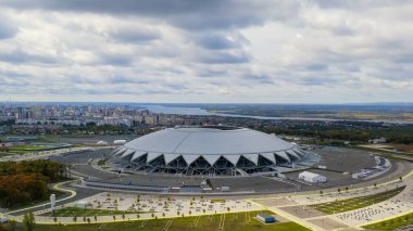 Samara, Rusya - 20 Eylül 2020 Samara Arena Stadyumu. Sonbahar bulutları, Hava Görünümü  
