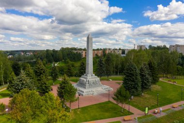 Rzhev, Rusya - 20 Ağustos 2020: Rzhev 'in Kurtarıcılarına Obelisk. Hava görünümü