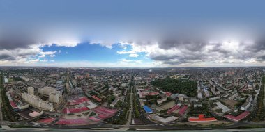 Krasnodar, Rusya - 27 Ağustos 2020: Yazın şehrin havadan görüntüsü. Kızıl Cadde (Krasnaya). Panorama 360