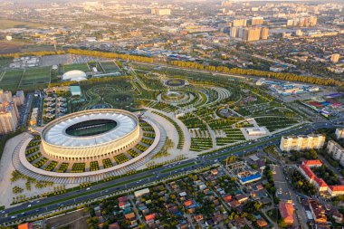 Krasnodar, Rusya - 29 Ağustos 2020: Pakr Krasnodar ve Krasnodar Futbol Stadyumu. Yaz, Günbatımı Zamanı. Hava görünümü