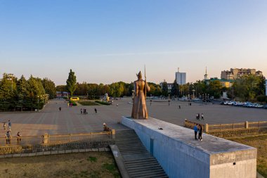 Stavropol, Rusya - 17 Eylül 2020: Günbatımında şehir merkezinin hava görüntüsü. Kızıl Ordu askerinin anıtı. Düş
