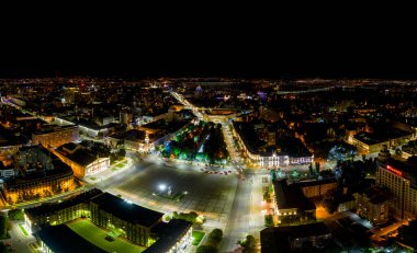 Voronezh, Rusya - 23 Ağustos 2020: Lenin Meydanı, Voronezh Bölgesi Hükümeti, Koltsovsky Meydanı. Gece, hava manzaralı