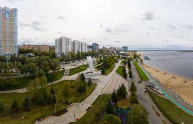 Samara, Rusya - 20 Eylül 2020: Volga Nehri Embankment. Ladya Anıtı. Sonbaharda hava görüntüsü