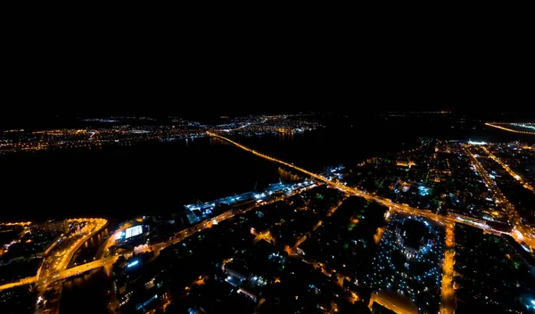 俄罗斯 阿斯利康 夜景城市的空中景观 Astrakhan桥街灯 — 图库照片