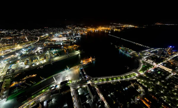 ロシアのノヴォロシスク 街の中心部 ノヴォロシスク湾の港 夜の空中風景 — ストック写真