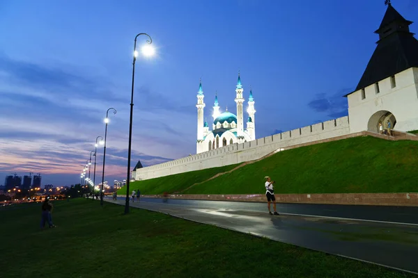 ロシアのカザン 2020年8月6日 Kul Sharif Mosque クレムリンの壁 カザン クレムリンの変容塔 夕暮れ — ストック写真