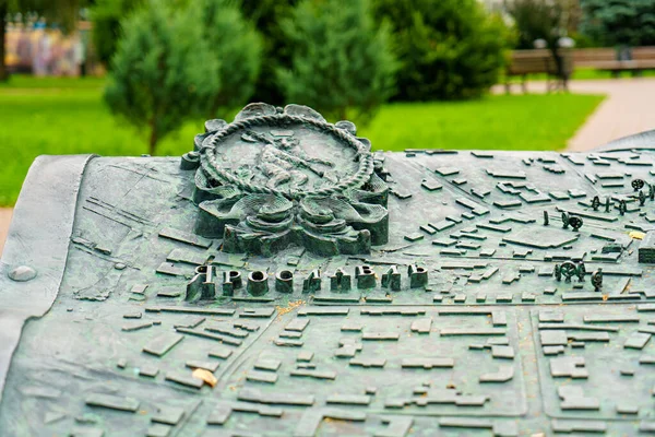 Yaroslavl Russia August 2020 Monument Catherine Decree 纪念碑上展开了Yaroslavl历史中心的地图 — 图库照片