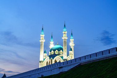 Kazan, Rusya. Kul Sharif Camii. Kremlin duvarı. Alacakaranlık