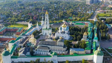 Sergiev Posad, Rusya. Trinity-Sergius Lavra, Rus Ortodoks Kilisesi 'nin en büyük erkek manastırıdır. Sergiev Posad şehrinin merkezinde yer almaktadır. Gün batımı ışığı, Hava Görünümü  