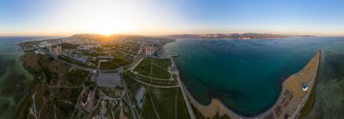 Novorossiysk, Rusya. Şehrin merkezi kısmından. Sudzhukskaya Tükürüğü. Gün batımı. Panoarma 360. Hava görünümü