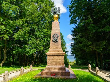 Pereslavl-Zalessky, Rusya - 18 Ağustos 2020: Obelisk 'ten Büyük Peter' a. Petra Müzesi