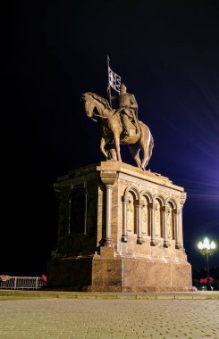 Vladimir, Rusya - 10 Ağustos 2020: Vladimir topraklarının azizleri anıtı. Gece